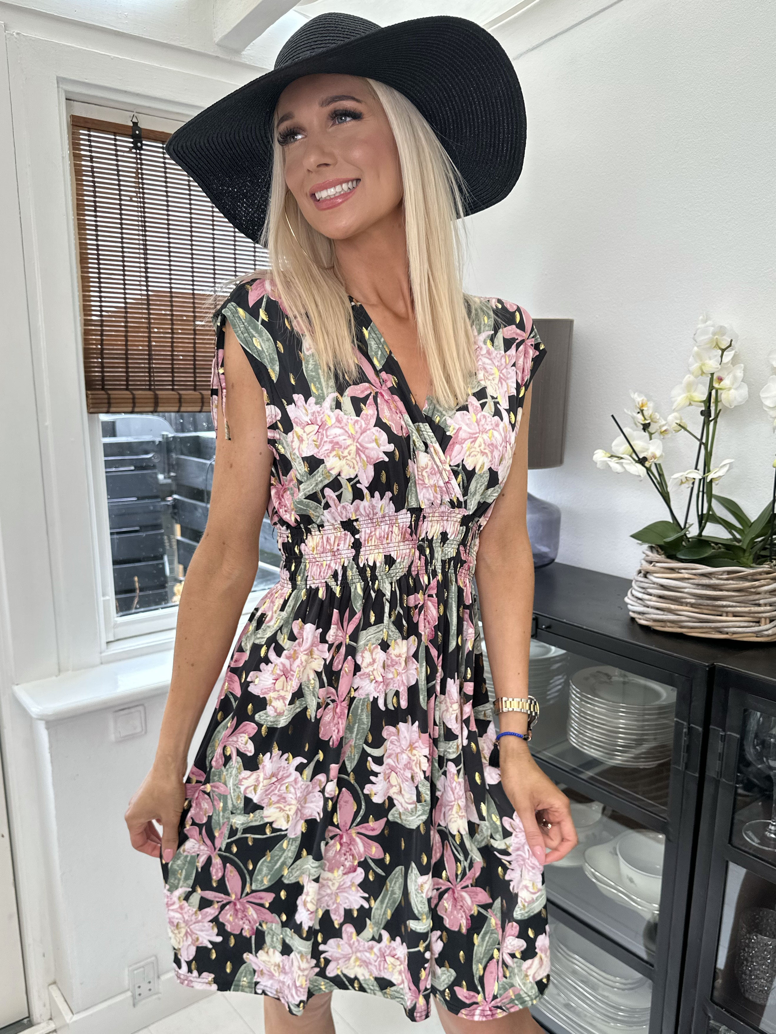 Pams Flower Short - Kort elastisk kjole i krølfrit stof